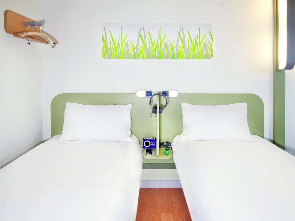 GEMELA - Habitación con camas individuales del hotel Ibis Budget Orléans Sud Co'Met. Foto 2