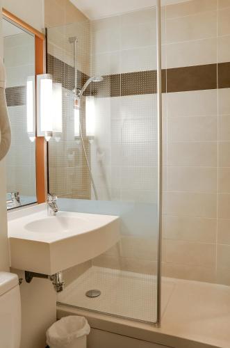 Habitación estándar con dos camas individuales del hotel Ibis Salon De Provence Sud. Foto 2