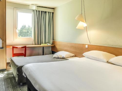 Habitación estándar con una cama doble y una cama individual del hotel Ibis Salon De Provence Sud. Foto 1