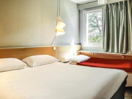 Habitación estándar con una cama doble y una cama individual del hotel Ibis Salon De Provence Sud. Foto 2