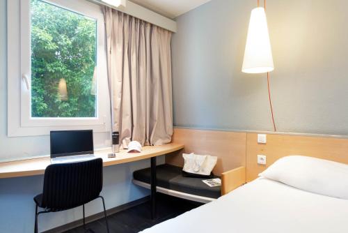 Habitación estándar con 1 cama doble y sofá - cama del hotel Ibis Salon De Provence Sud. Foto 2