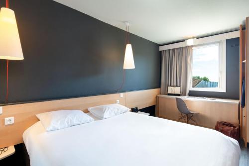 Habitación estándar con 1 cama doble y sofá - cama del hotel Ibis Salon De Provence Sud. Foto 3
