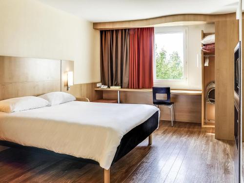 Habitación estándar con 1 cama doble y dos camas individuales del hotel Ibis Salon De Provence Sud