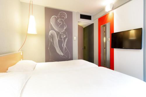 Habitación estándar con 1 cama doble y dos camas individuales del hotel Ibis Salon De Provence Sud. Foto 3