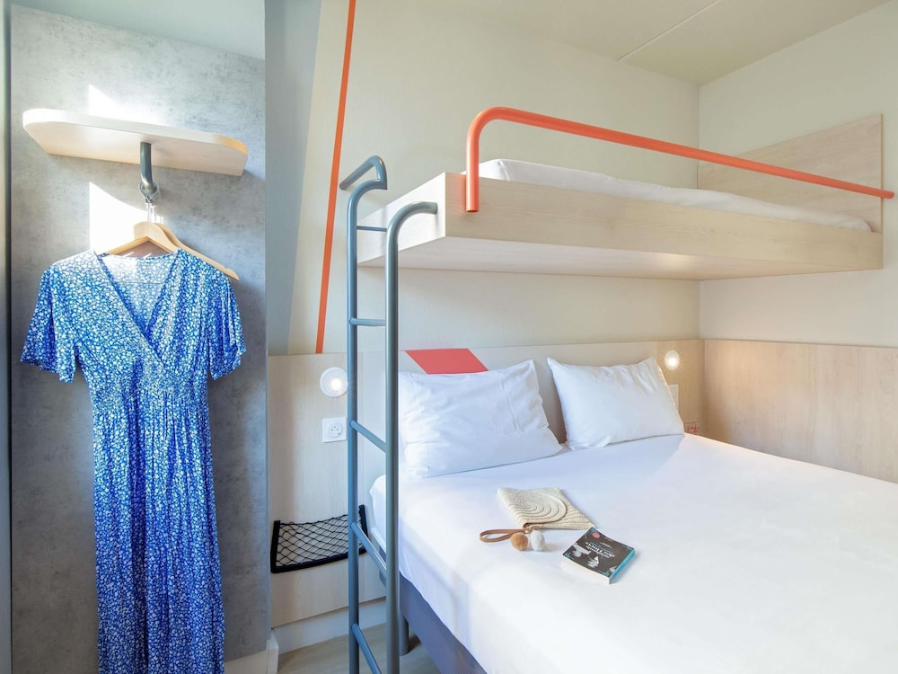 TRIPLE - Habitación con una cama grande y una litera del hotel Ibis Budget Toulon Centre