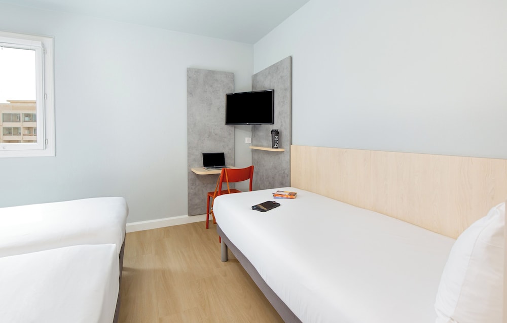 TRIPLE - Habitación con una cama grande y una litera del hotel Ibis Budget Toulon Centre. Foto 1
