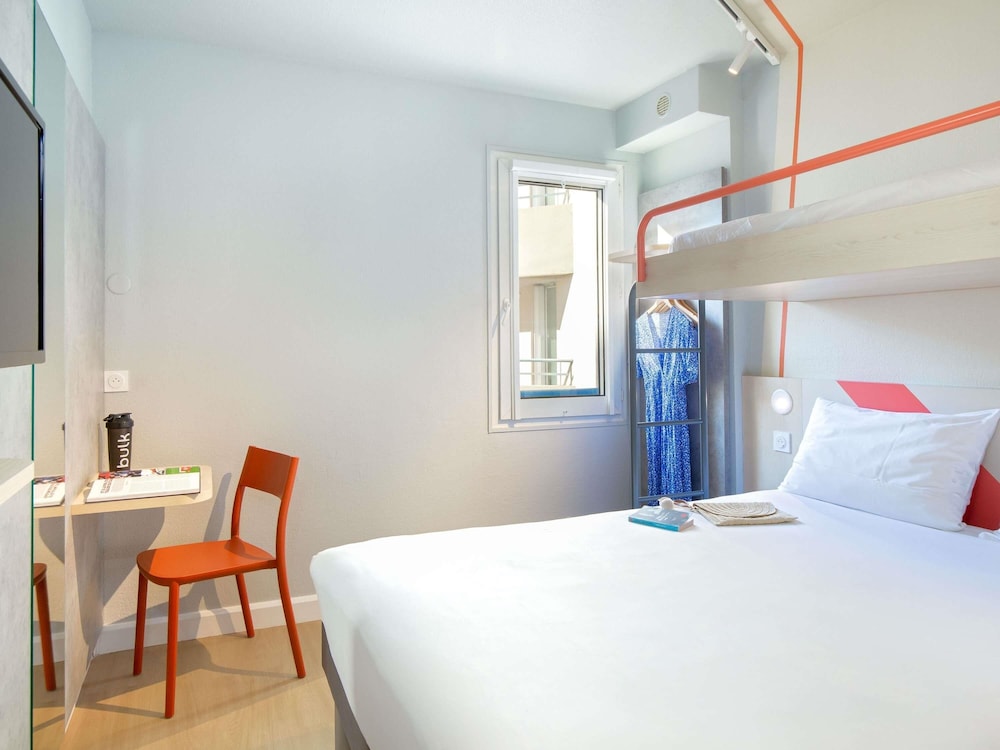 TRIPLE - Habitación con una cama grande y una litera del hotel Ibis Budget Toulon Centre. Foto 5