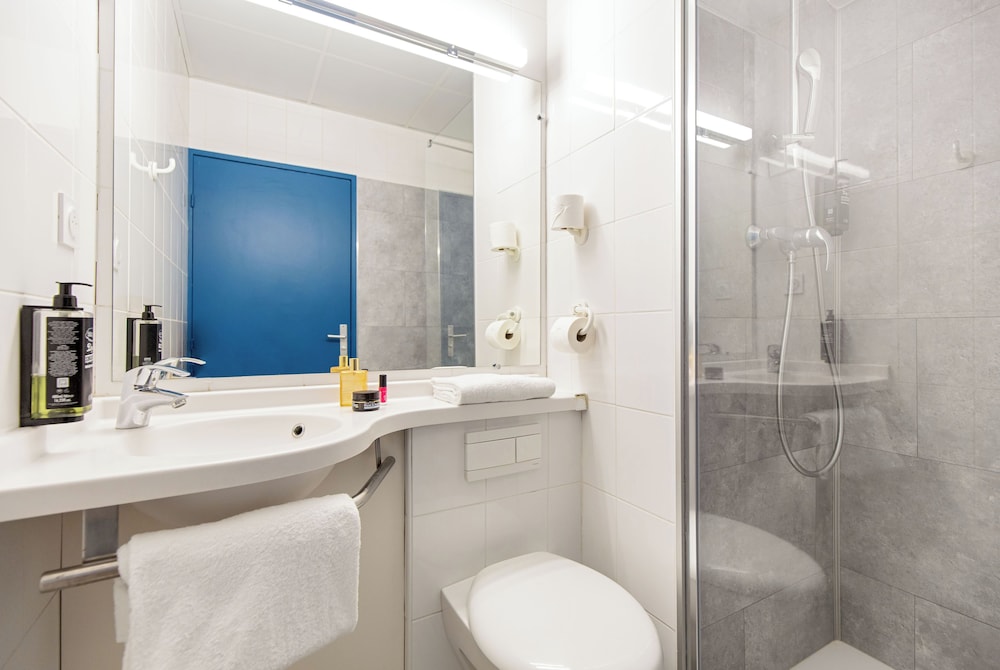 TRIPLE - Habitación con una cama grande y una litera del hotel Ibis Budget Toulon Centre. Foto 8