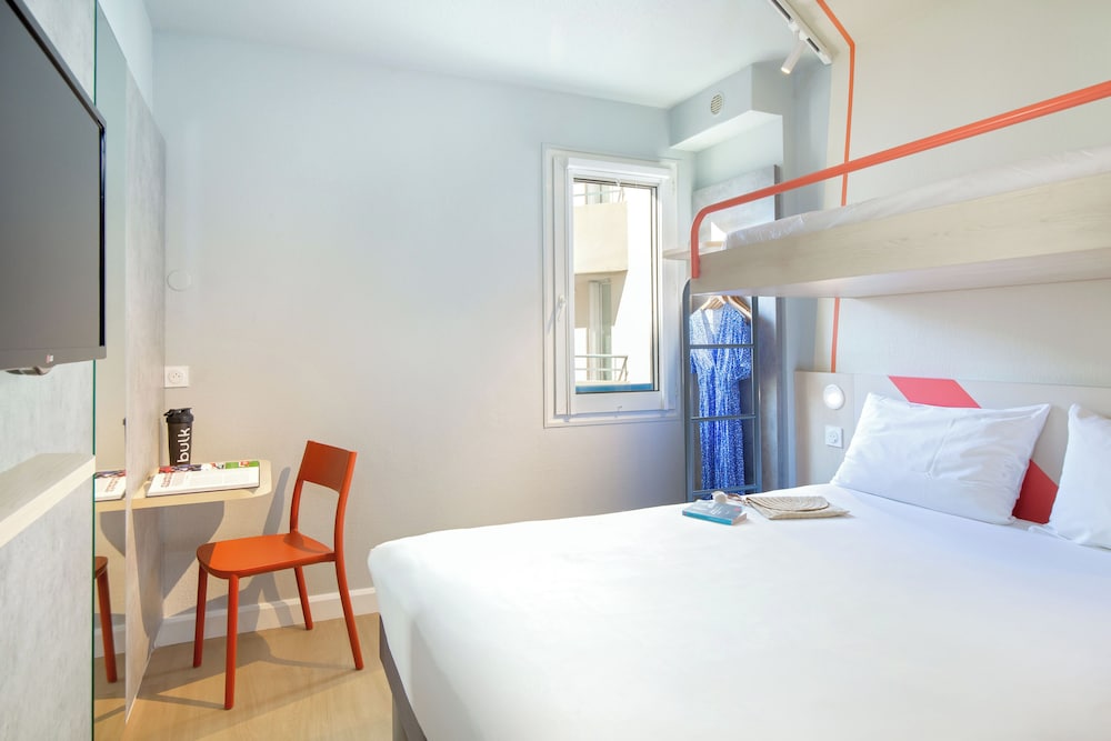 DOBLE - Habitación con una cama grande del hotel Ibis Budget Toulon Centre. Foto 1