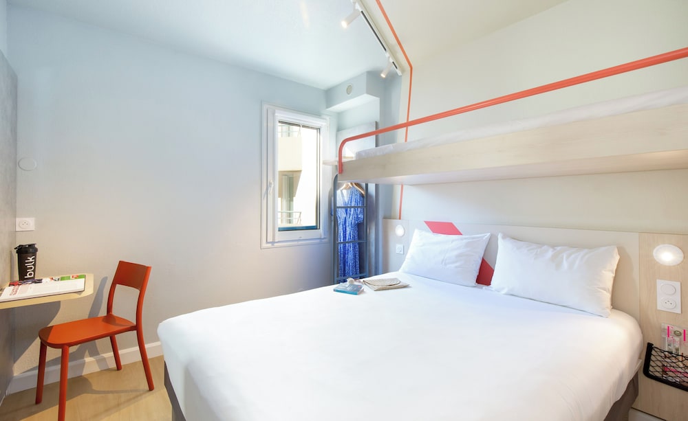 DOBLE - Habitación con una cama grande del hotel Ibis Budget Toulon Centre. Foto 4