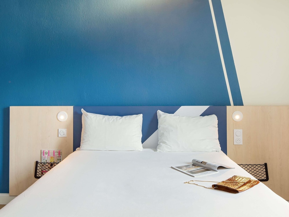 DOBLE - Habitación con una cama grande del hotel Ibis Budget Toulon Centre. Foto 5