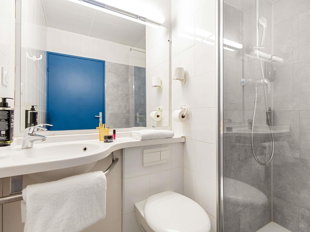 DOBLE - Habitación con una cama grande del hotel Ibis Budget Toulon Centre. Foto 7
