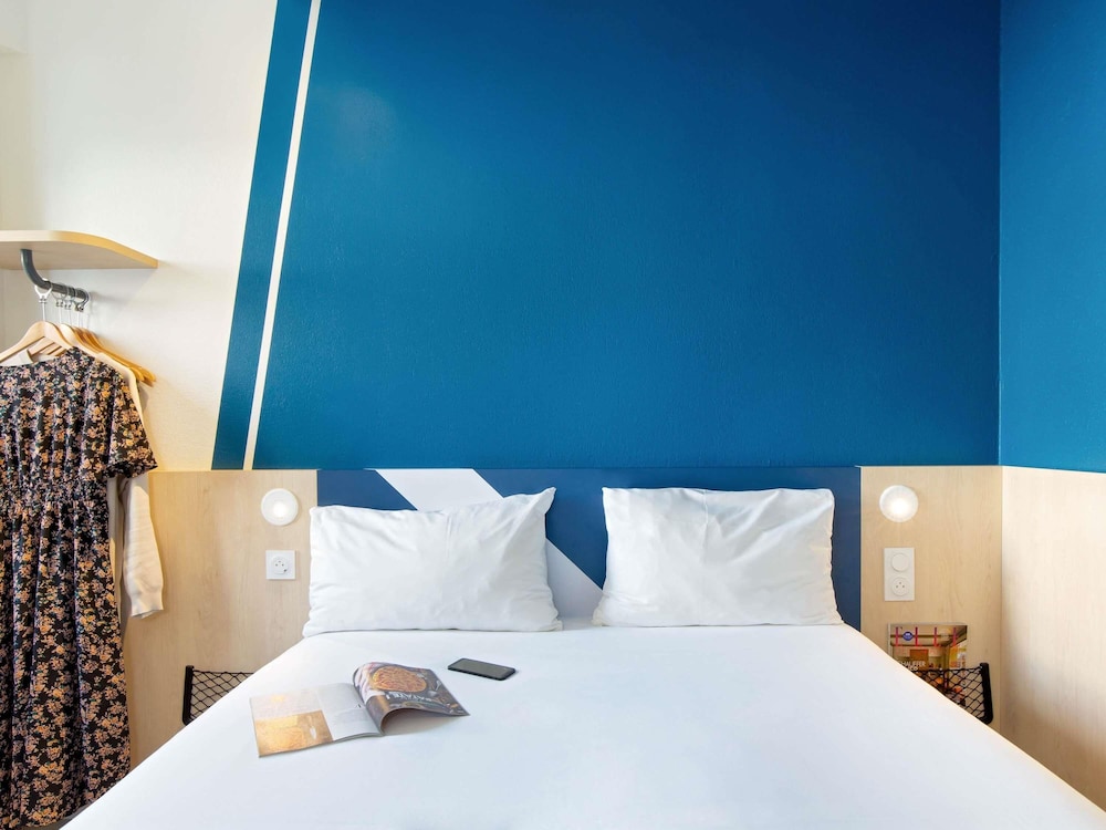 DOBLE - Habitación con una cama grande del hotel Ibis Budget Toulon Centre. Foto 10