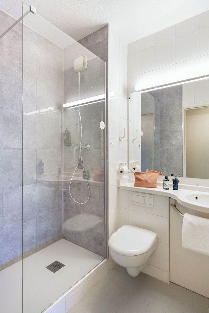 DOBLE - Habitación con una cama grande del hotel Ibis Budget Toulon Centre. Foto 11