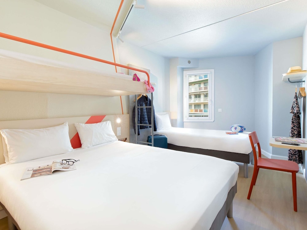 HABITACIÓN FAMILIAR - habitación con una cama doble, 1 cama en mezzanine y 1 cama individual del hotel Ibis Budget Toulon Centre