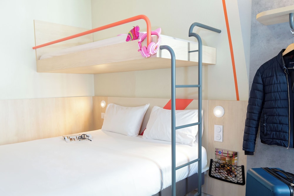 HABITACIÓN FAMILIAR - habitación con una cama doble, 1 cama en mezzanine y 1 cama individual del hotel Ibis Budget Toulon Centre. Foto 1