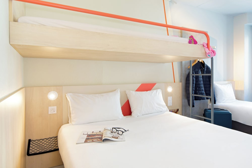 HABITACIÓN FAMILIAR - habitación con una cama doble, 1 cama en mezzanine y 1 cama individual del hotel Ibis Budget Toulon Centre. Foto 4