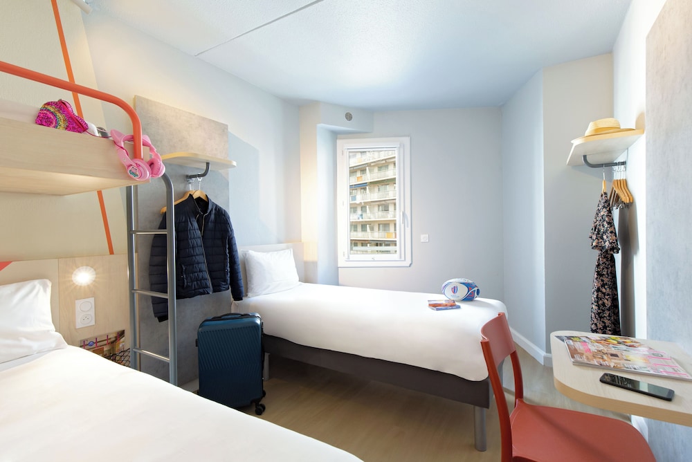 HABITACIÓN FAMILIAR - habitación con una cama doble, 1 cama en mezzanine y 1 cama individual del hotel Ibis Budget Toulon Centre. Foto 5