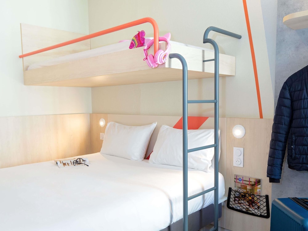 HABITACIÓN FAMILIAR - habitación con una cama doble, 1 cama en mezzanine y 1 cama individual del hotel Ibis Budget Toulon Centre. Foto 10