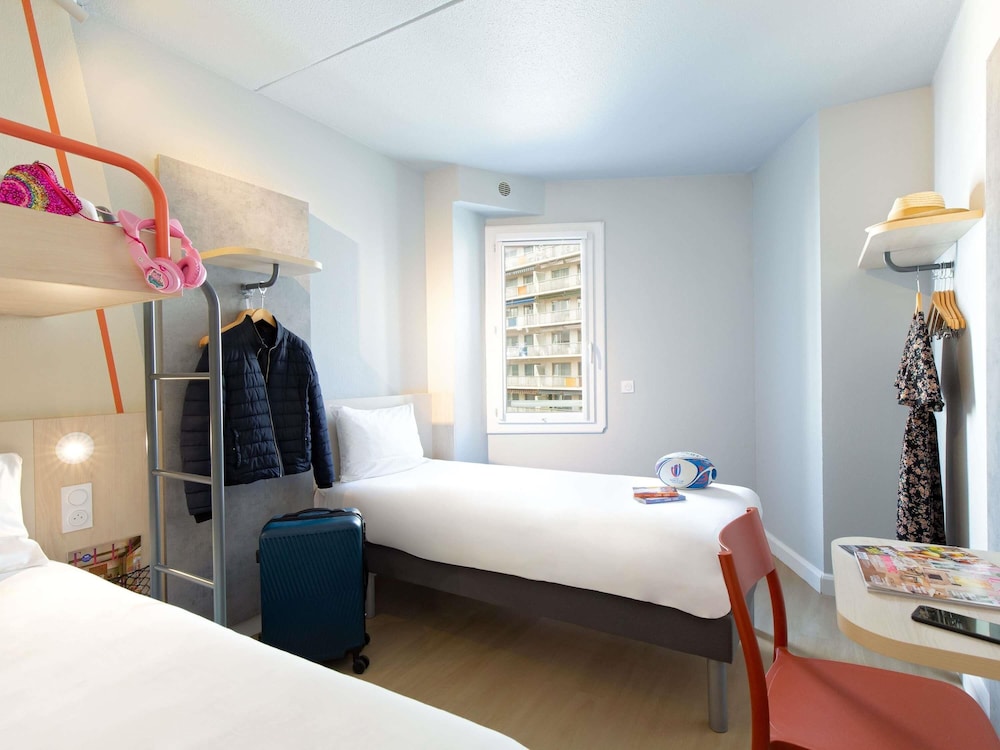 HABITACIÓN FAMILIAR - habitación con una cama doble, 1 cama en mezzanine y 1 cama individual del hotel Ibis Budget Toulon Centre. Foto 11