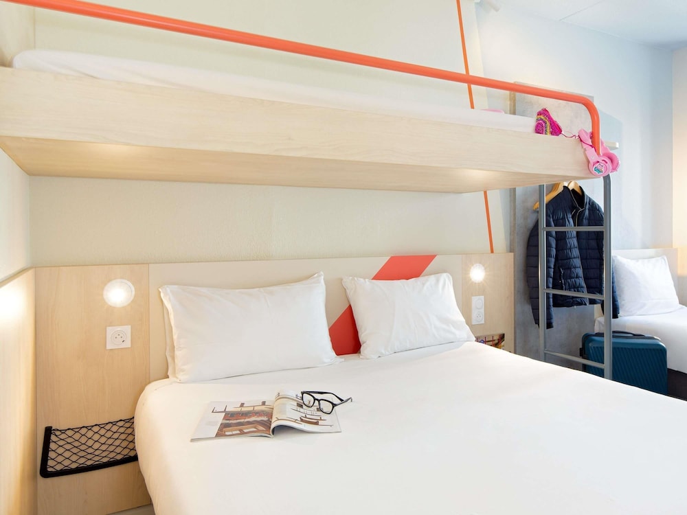 HABITACIÓN FAMILIAR - habitación con una cama doble, 1 cama en mezzanine y 1 cama individual del hotel Ibis Budget Toulon Centre. Foto 12