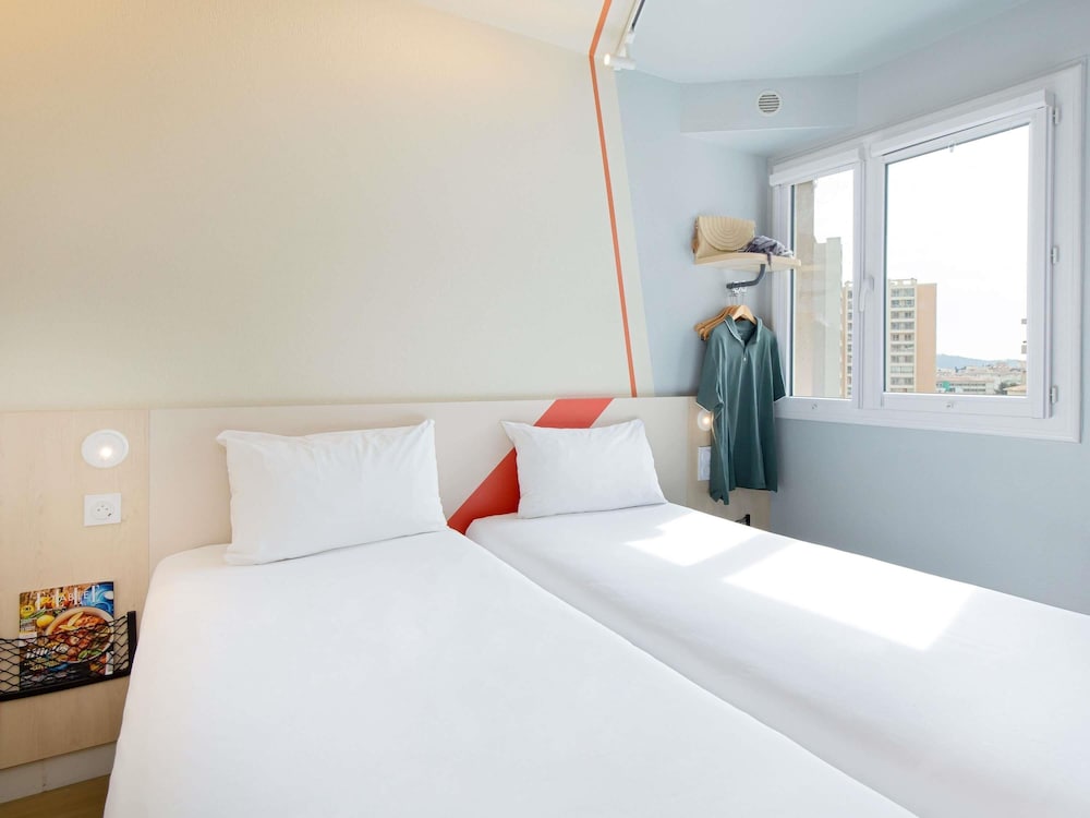 GEMELA - Habitación con dos camas individuales del hotel Ibis Budget Toulon Centre