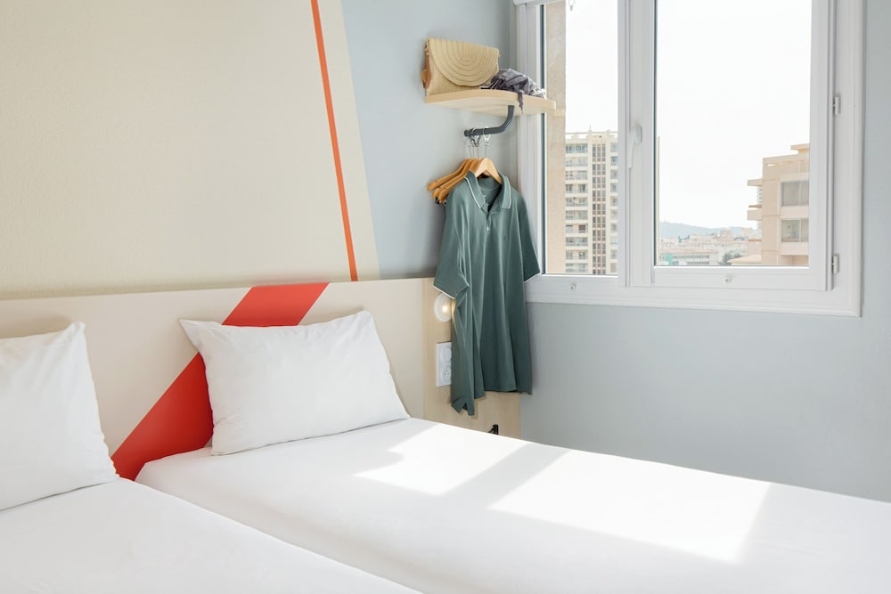 GEMELA - Habitación con dos camas individuales del hotel Ibis Budget Toulon Centre. Foto 1