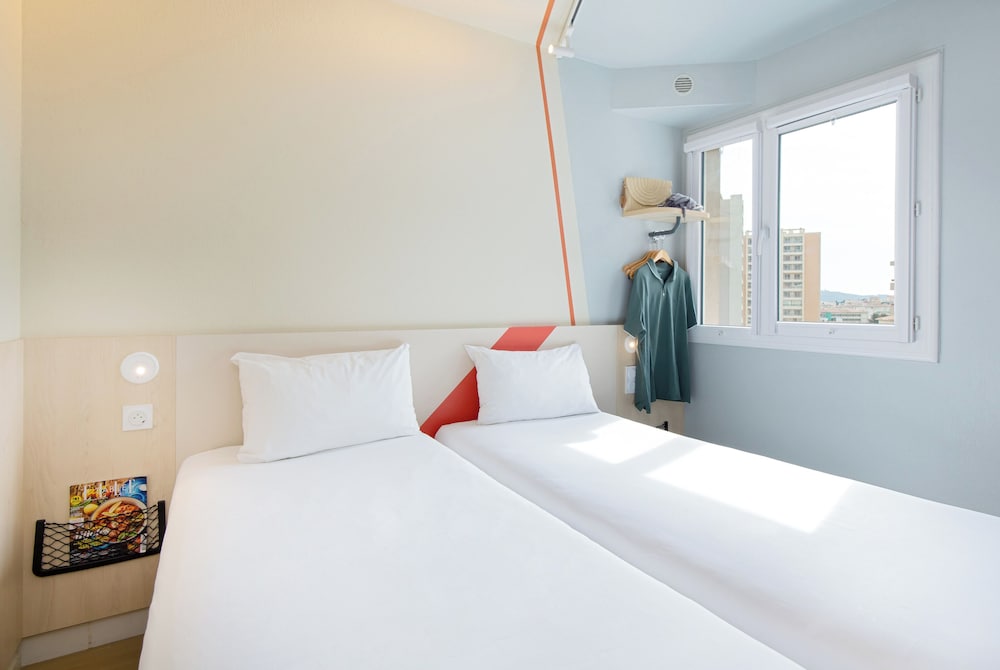 GEMELA - Habitación con dos camas individuales del hotel Ibis Budget Toulon Centre. Foto 2