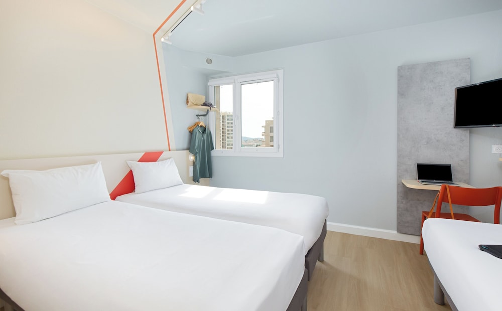 GEMELA - Habitación con dos camas individuales del hotel Ibis Budget Toulon Centre. Foto 3