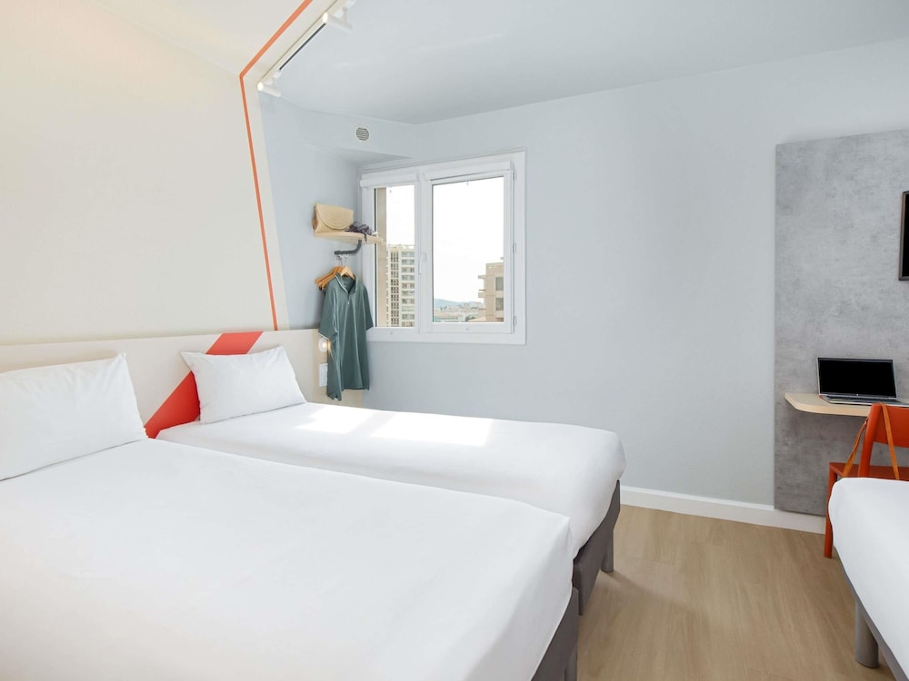 GEMELA - Habitación con dos camas individuales del hotel Ibis Budget Toulon Centre. Foto 5