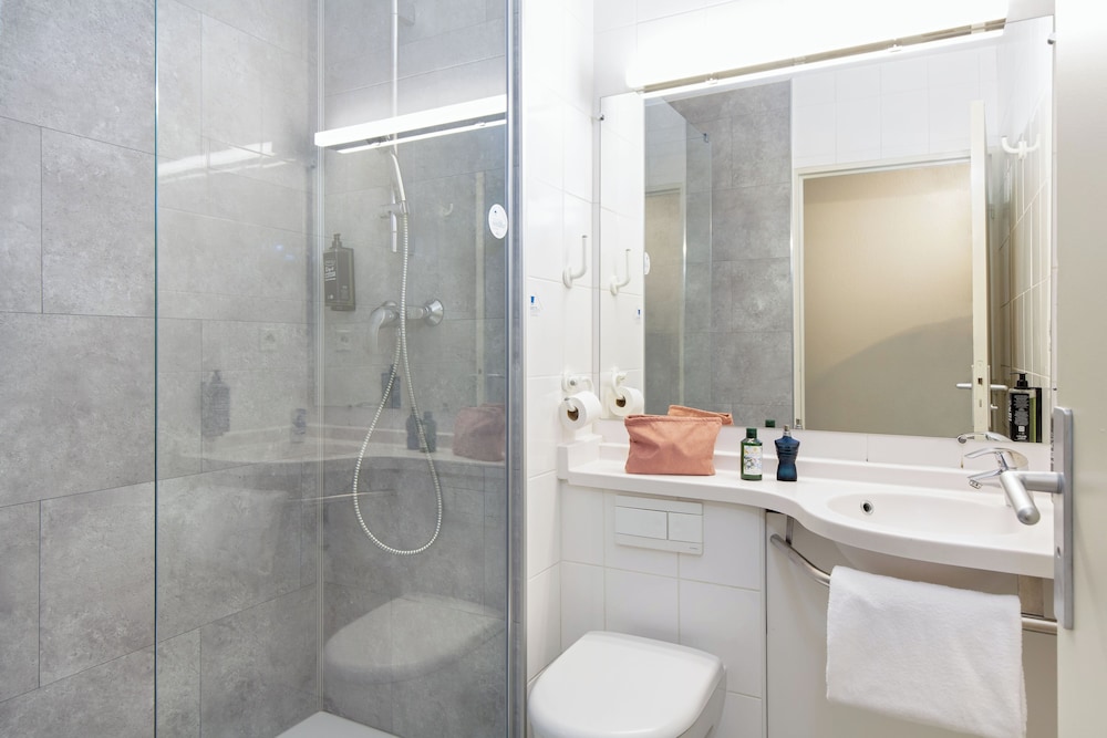GEMELA - Habitación con dos camas individuales del hotel Ibis Budget Toulon Centre. Foto 7