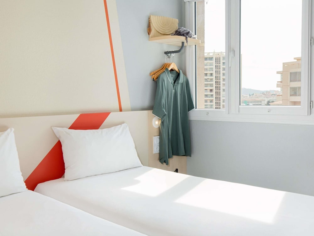 Habitación Triple con 3 camas individuales del hotel Ibis Budget Toulon Centre. Foto 1