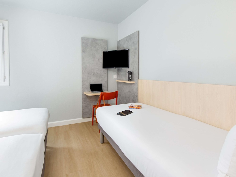 Habitación Triple con 3 camas individuales del hotel Ibis Budget Toulon Centre. Foto 2