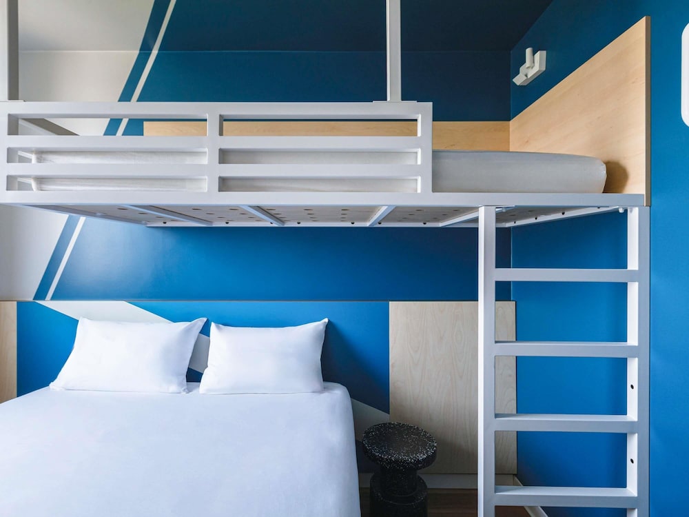 Habitación TRIPLE con una cama de gran tamaño y litera del hotel Ibis Budget Lyon Villeurbanne. Foto 1