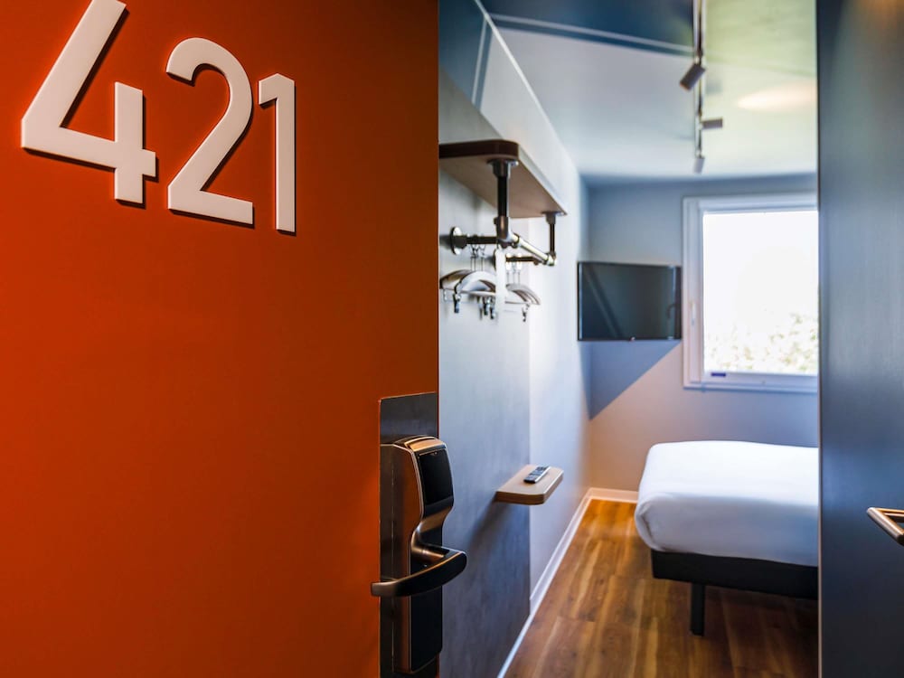 Habitación TRIPLE con una cama de gran tamaño y litera del hotel Ibis Budget Lyon Villeurbanne. Foto 4