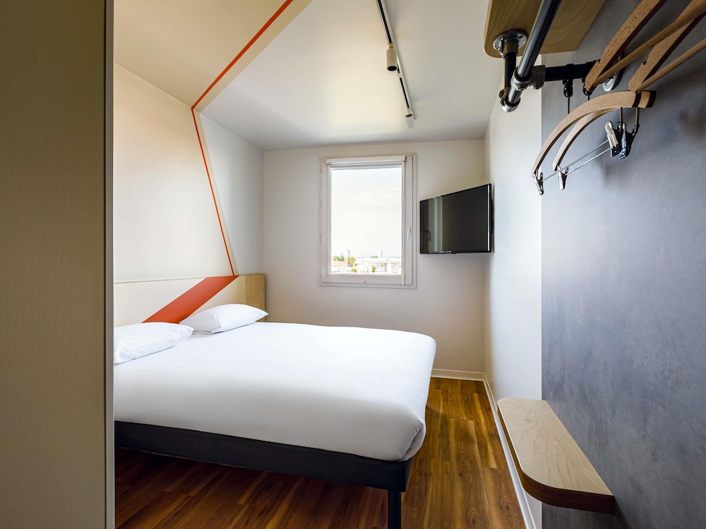 Habitación doble con cama de gran tamaño del hotel Ibis Budget Lyon Villeurbanne