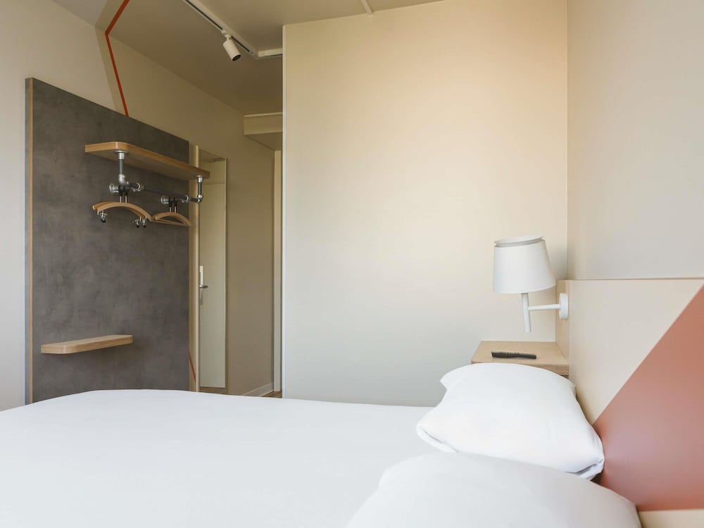 Habitación doble con cama de gran tamaño del hotel Ibis Budget Lyon Villeurbanne. Foto 4