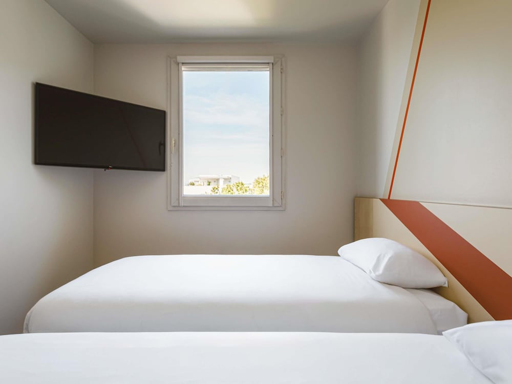 Habitación con dos camas individuales del hotel Ibis Budget Lyon Villeurbanne