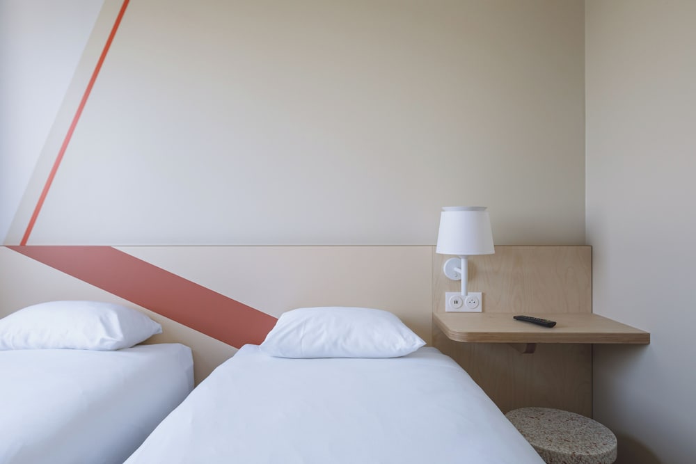Habitación con dos camas individuales del hotel Ibis Budget Lyon Villeurbanne. Foto 1