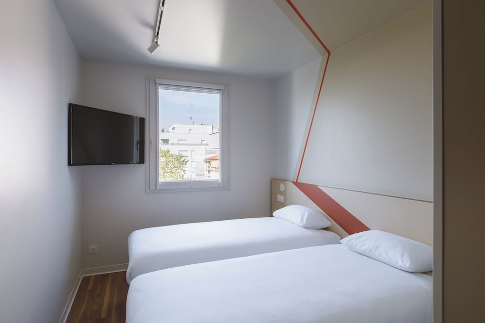 Habitación con dos camas individuales del hotel Ibis Budget Lyon Villeurbanne. Foto 2