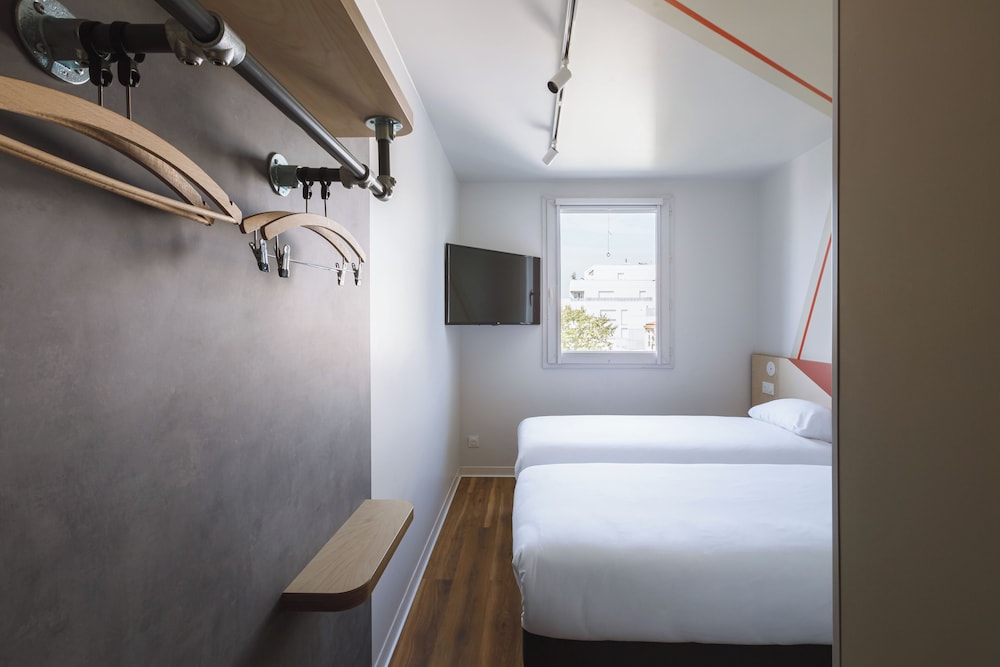 Habitación con dos camas individuales del hotel Ibis Budget Lyon Villeurbanne. Foto 3