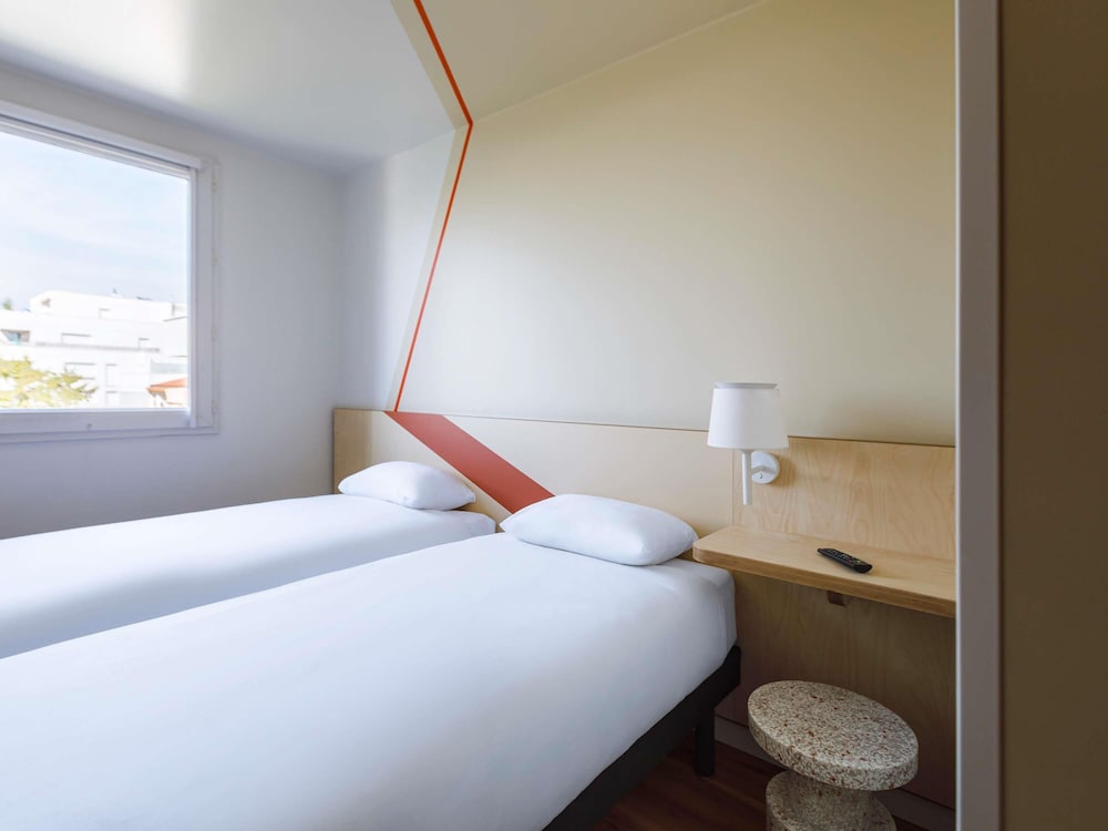Habitación con dos camas individuales del hotel Ibis Budget Lyon Villeurbanne. Foto 4