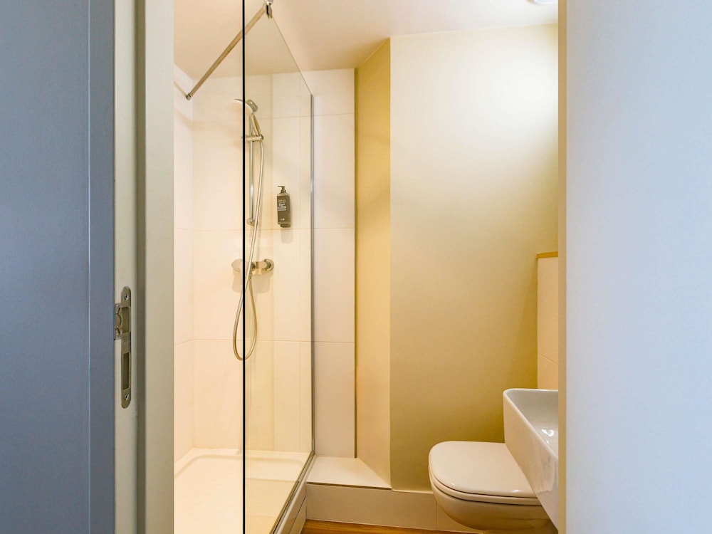 Habitación con dos camas individuales del hotel Ibis Budget Lyon Villeurbanne. Foto 5