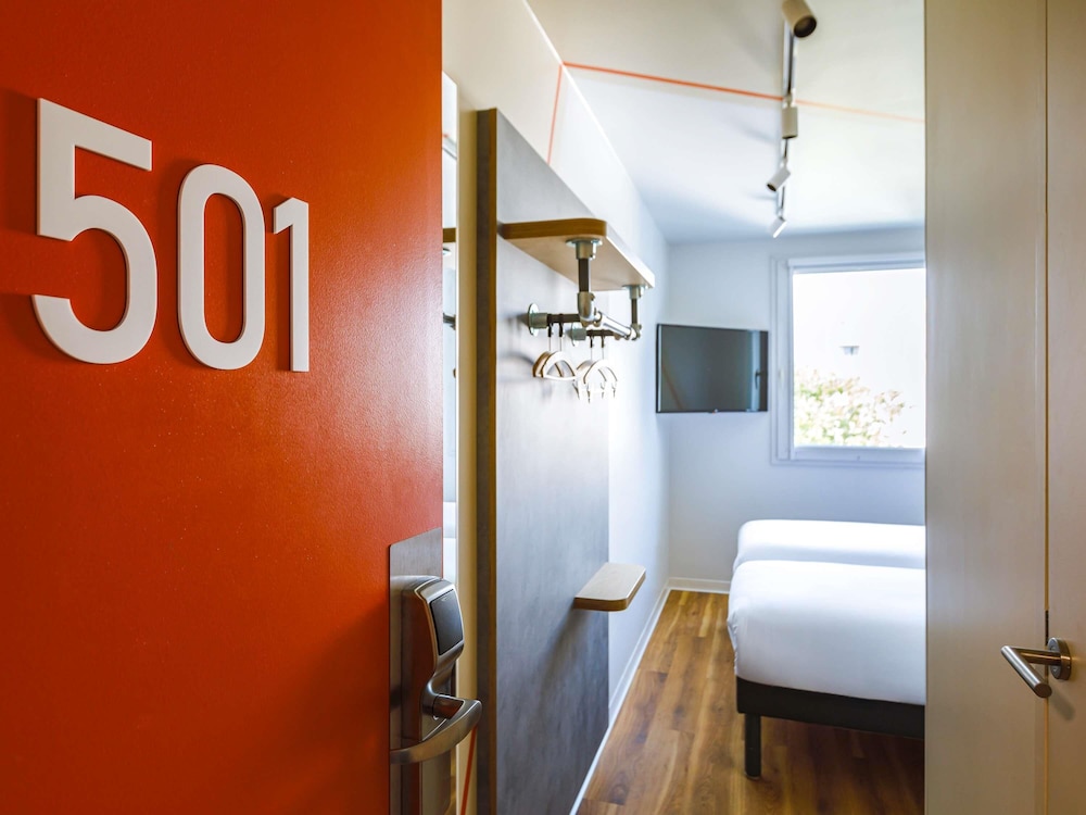 Habitación con dos camas individuales del hotel Ibis Budget Lyon Villeurbanne. Foto 6