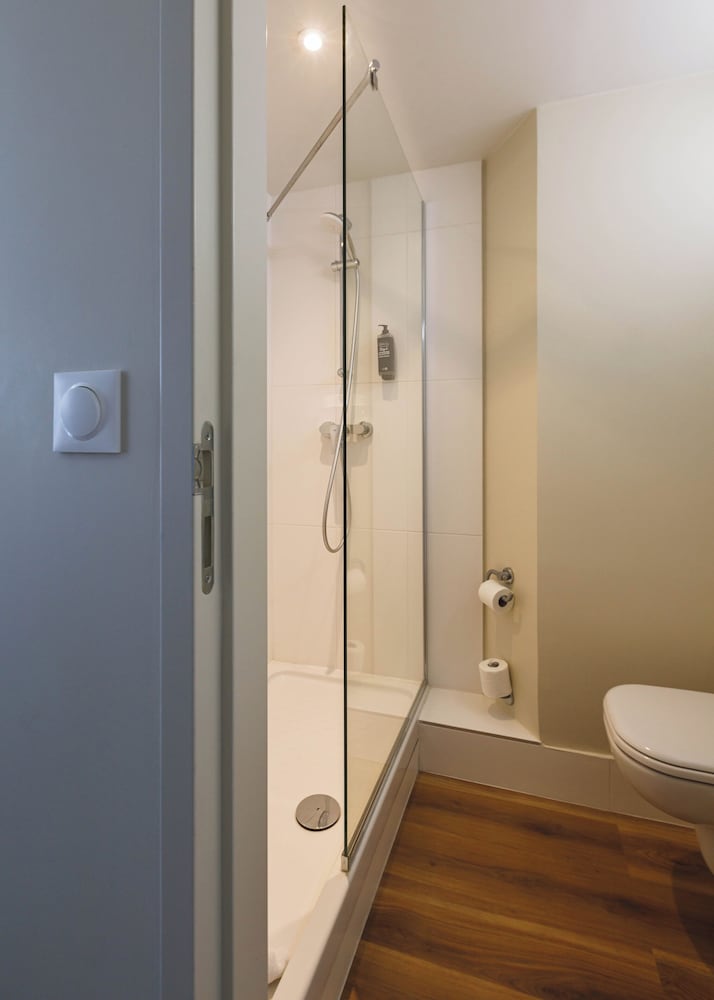 Habitación con dos camas individuales del hotel Ibis Budget Lyon Villeurbanne. Foto 8