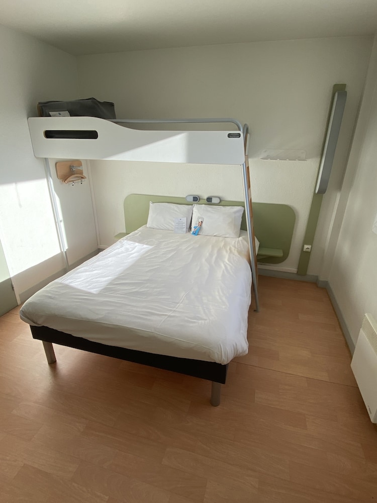 TRIPLE - Habitación con una cama grande y una litera del hotel Ibis Budget Caen Centre Gare. Foto 3
