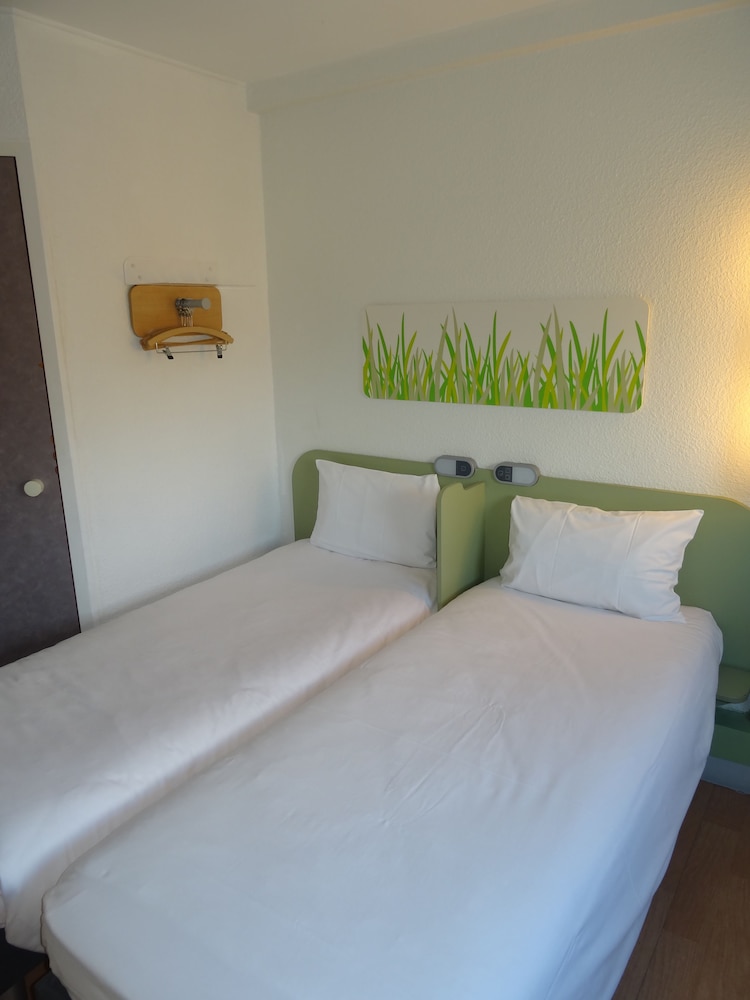 GEMELA - Habitación con camas individuales del hotel Ibis Budget Caen Centre Gare. Foto 1