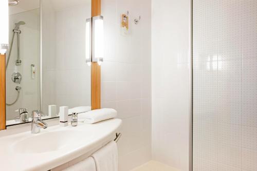 Habitación Doble Estándar - 2 camas del hotel Ibis Paris Rueil Malmaison. Foto 1
