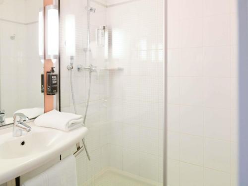 Habitación Doble Estándar - 2 camas del hotel Ibis Paris Rueil Malmaison. Foto 2