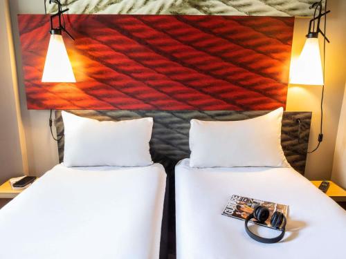 Habitación Doble Estándar - 2 camas del hotel Ibis Paris Rueil Malmaison. Foto 4